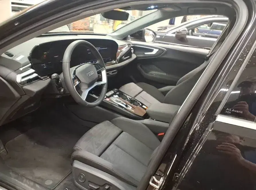 Gebraucht Audi A5 Basis 204 PS (150 kW) 2025 Mythosschwarz metallic Kombi
