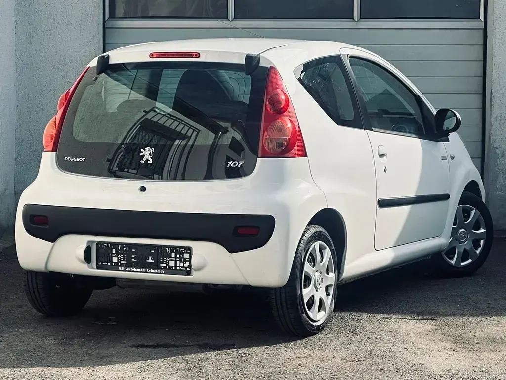 Gebraucht Peugeot 107 68 PS (50 kW) 2010 Weiß Kleinwagen