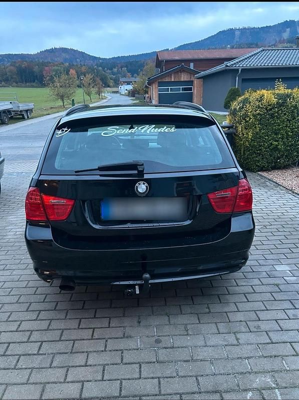 Gebraucht BMW 318 143 PS (105 kW) 2012 Schwarz Kombi