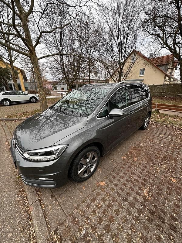 Grau Gebraucht 2016 VW Touran Van / Kleinbus | 18.500 € (Etwas zu teuer) - Bild 1/4