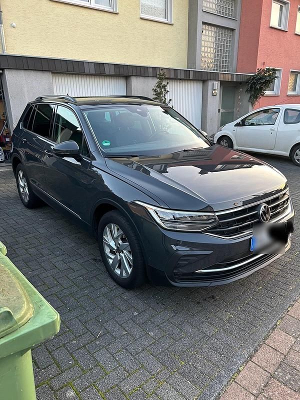 Grau Gebraucht 2022 VW Tiguan SUV | 26.600 € - Bild 1/4