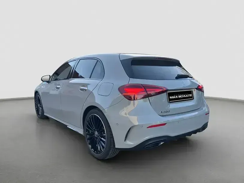 Gebraucht Mercedes A200 AMG 163 PS (119 kW) 2025 Manufaktur lack manufaktur alpingrau uni Limousine