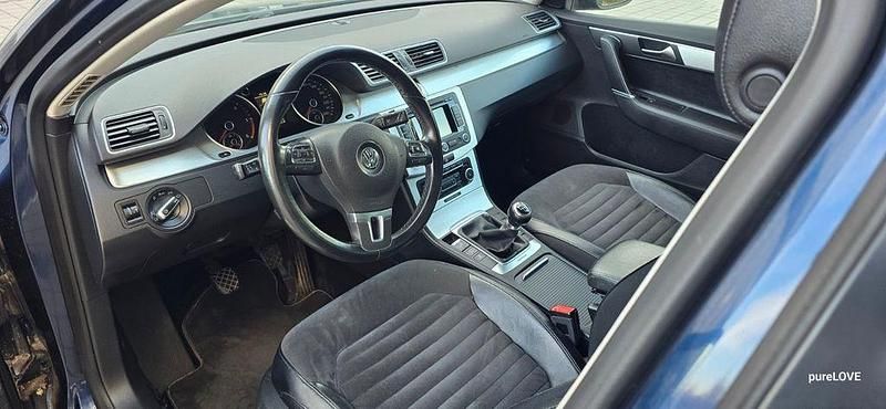 Gebraucht VW Passat Highline 140 PS (102 kW) 2012 Blau Limousine