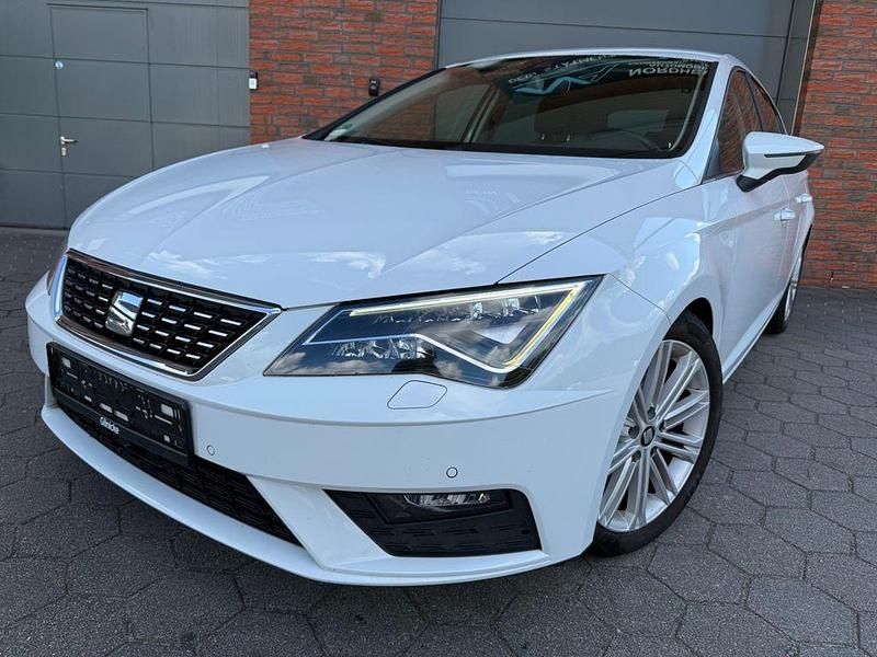 Weiß Gebraucht 2017 Seat Leon XCELLENCE Limousine | 9.950 € (Fairer Preis) - Bild 1/4