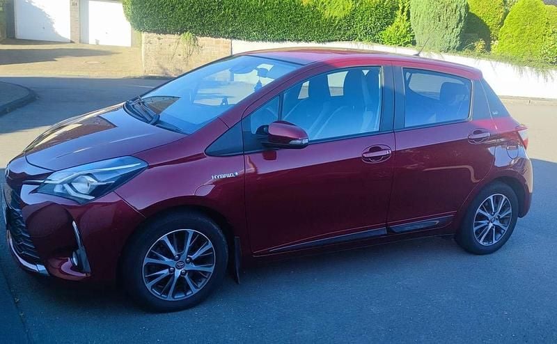 Rot Gebraucht 2019 Toyota Yaris Hybrid Club Limousine | 13.000 € (Fairer Preis) - Bild 1/4