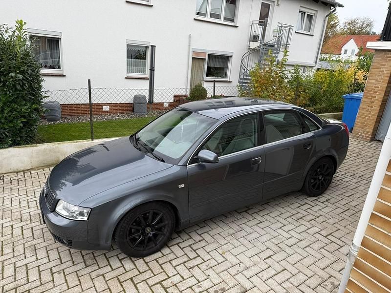 Grau Gebraucht 2003 Audi A4 Limousine | 1.200 € (Guter Preis) - Bild 1/4