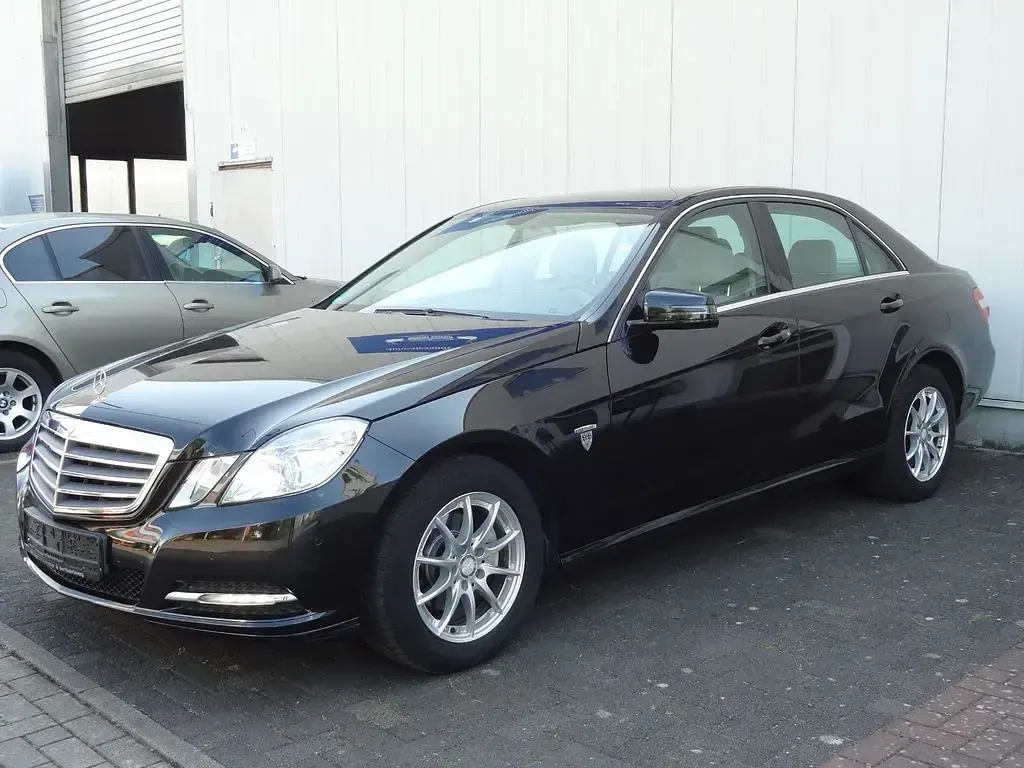Second-hand Mercedes E200 136 CP (100 kW) 2012 Negru Berlinǎ