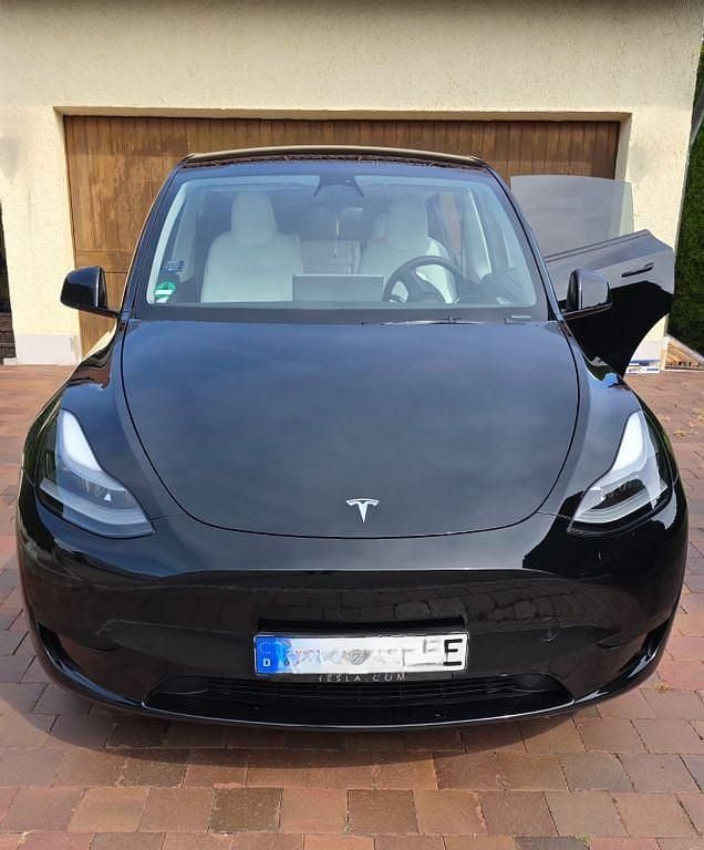 Schwarz Gebraucht 2023 Tesla Model Y Long Range RWD SUV | 33.900 € (Teuer) - Bild 1/4