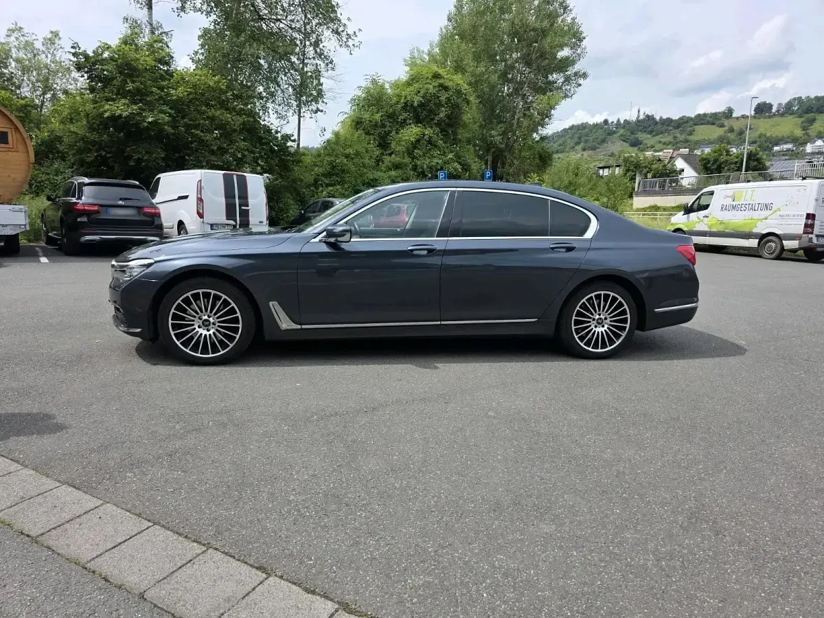 Gebraucht BMW 730L 265 PS (194 kW) 2017 Blau Limousine