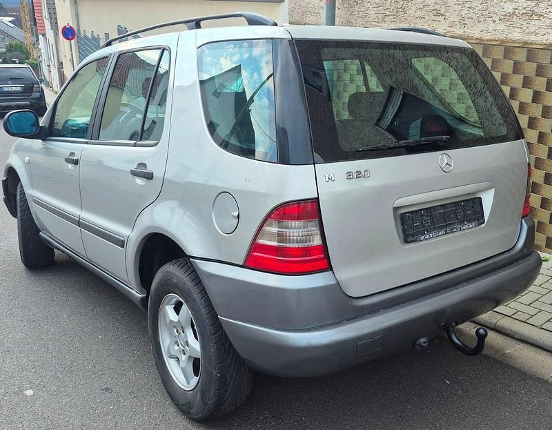 Gebraucht Mercedes ML320 218 PS (160 kW) 1999 Silber SUV