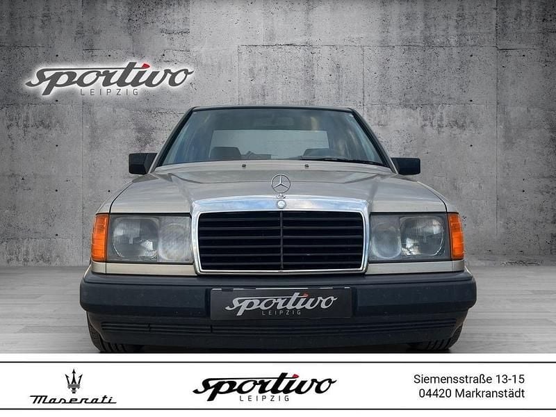 Braun Gebraucht 1988 Mercedes E260 Limousine | 6.249 € - Bild 1/4