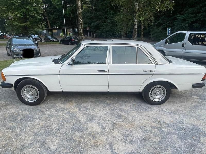 Gebraucht Mercedes 200 60 PS (44 kW) 1982 Weiß Limousine