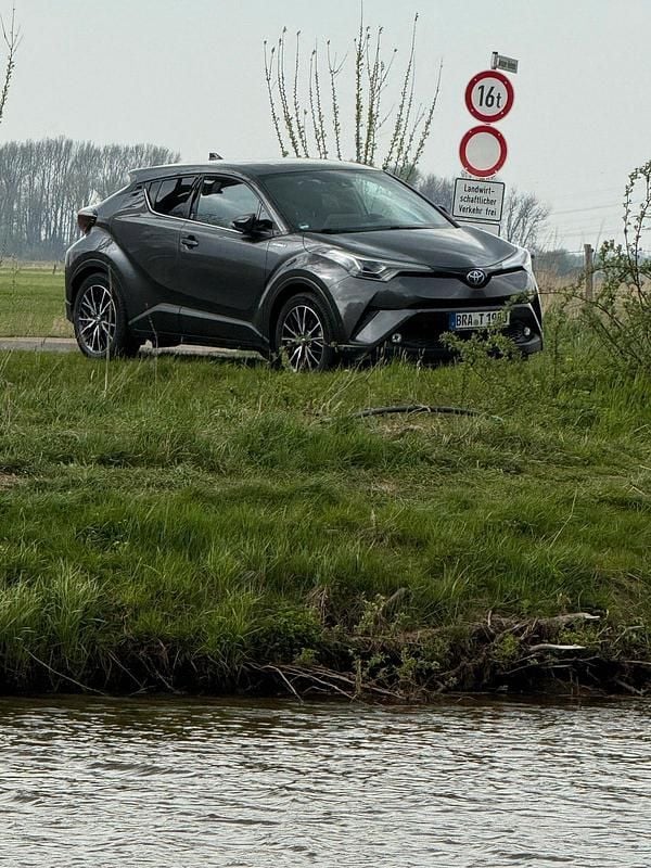 Grau Gebraucht 2018 Toyota C-HR Team SUV | 18.300 € (Fairer Preis) - Bild 1/4