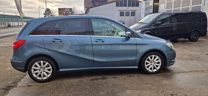 Gebraucht Mercedes B180 122 PS (89 kW) 2012 Grau metalic Van / Kleinbus