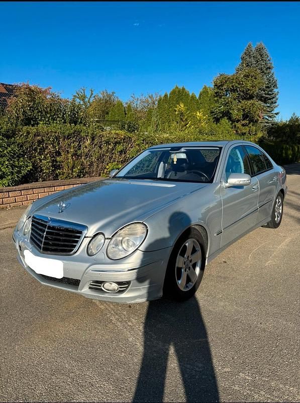 Silber Gebraucht 2007 Mercedes E220 Avantgarde Limousine | 3.490 € (Superpreis) - Bild 1/4