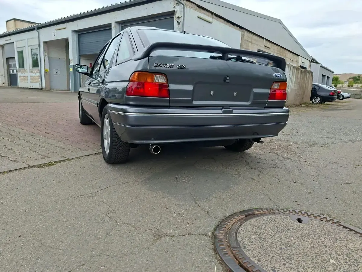 Gebraucht Ford Escort 70 PS (51 kW) 1992 Grau Kleinwagen