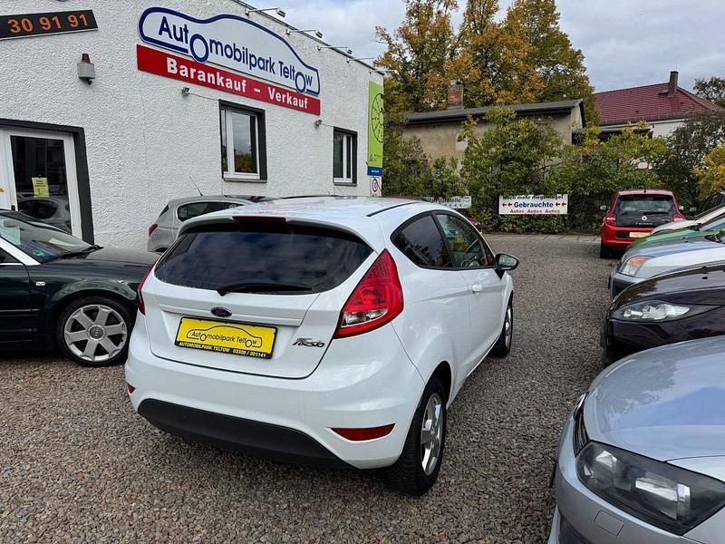 Gebraucht Ford Fiesta Trend 60 PS (44 kW) 2010 Frozen white Kleinwagen