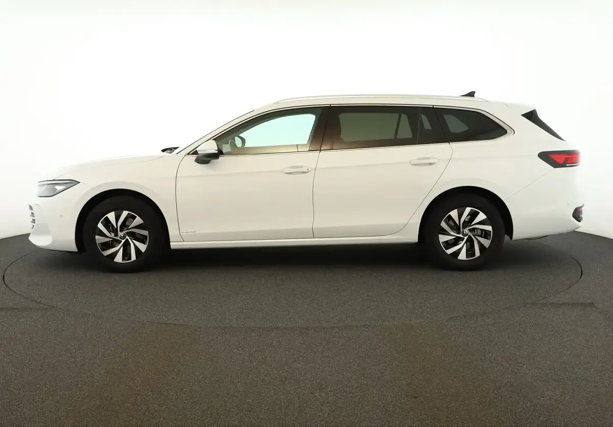 Gebraucht VW Passat Business 150 PS (110 kW) 2024 Pure white Kombi