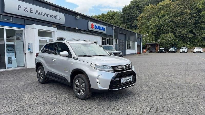 Silber Neu 2025 Suzuki Vitara Comfort SUV | 31.990 € (Teuer) - Bild 1/4