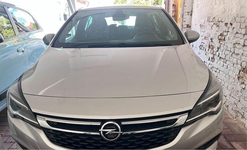 Grau Gebraucht 2018 Opel Astra Limousine | 8.600 € - Bild 1/4