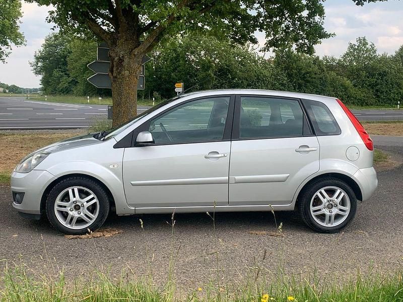 Silber Gebraucht 2008 Ford Fiesta Style Kleinwagen | 1.750 € (Fairer Preis) - Bild 1/4