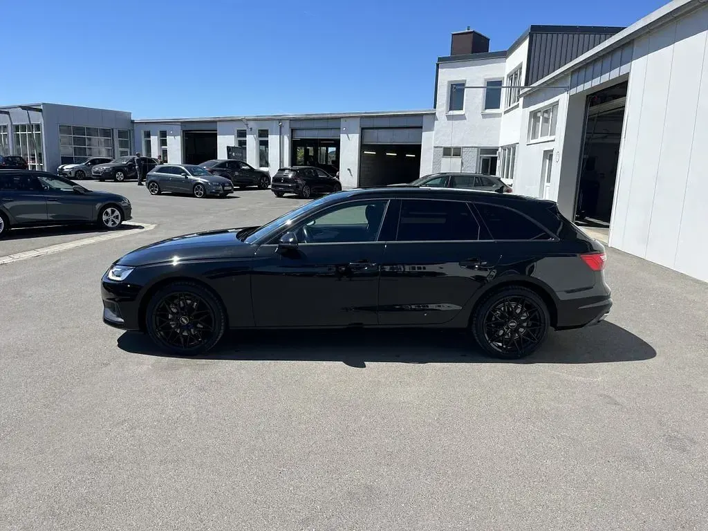 Używany Audi A4 S-Line 150 KM (110 kW) 2022 Czarny Kombi