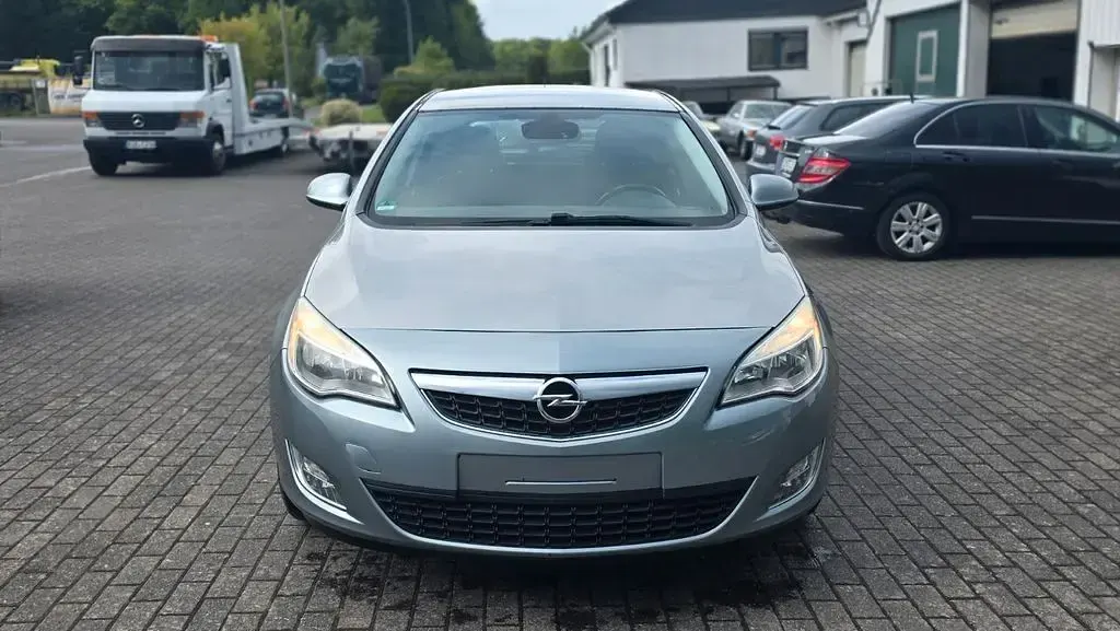 Używany Opel Astra Edition 116 KM (85 kW) 2011 Szary Sedan/Limuzyna