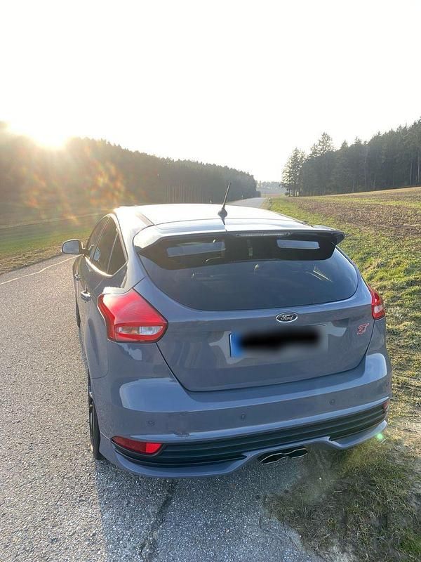 Usata Ford Focus ST 185 CV (136 kW) 2017 Grigio Station wagon
