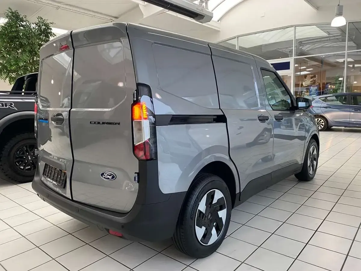 Nowe Ford Transit Trend 100 kW (136 KM) 2026 Srebrny Sedan/Limuzyna