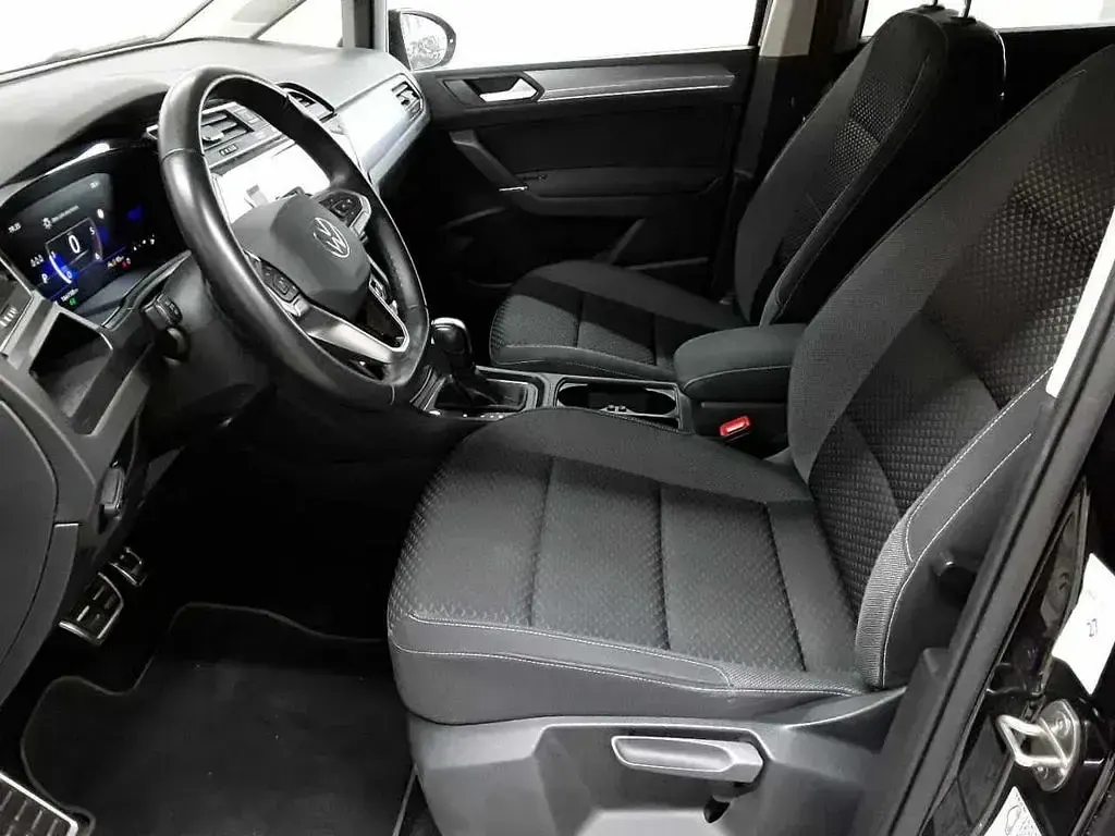 Gebraucht VW Touran Active 150 PS (110 kW) 2023 Schwarz Van / Kleinbus