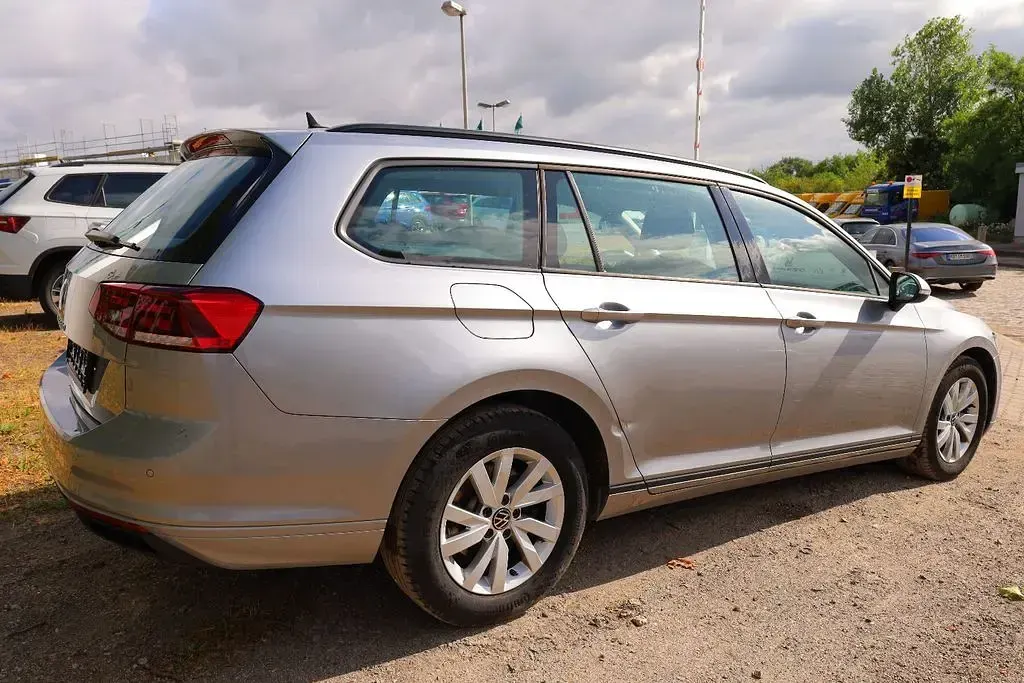 Gebraucht VW Passat Basis 150 PS (110 kW) 2022 Silber Kombi
