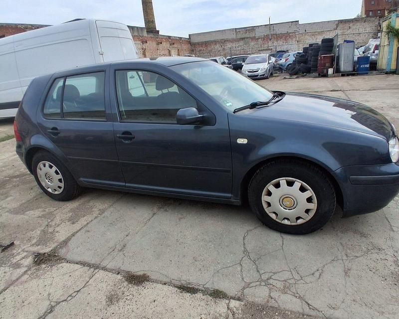 Grau Gebraucht 2000 VW Golf IV Kleinwagen | 1.550 € - Bild 1/4