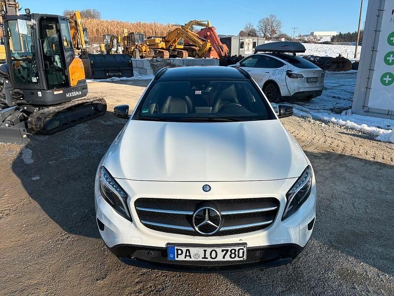 Gebraucht Mercedes GLA220 177 PS (130 kW) 2017 Weiß SUV