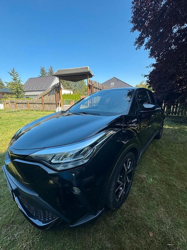 Grau Gebraucht 2022 Toyota C-HR Team SUV | 25.200 € - Bild 1/4