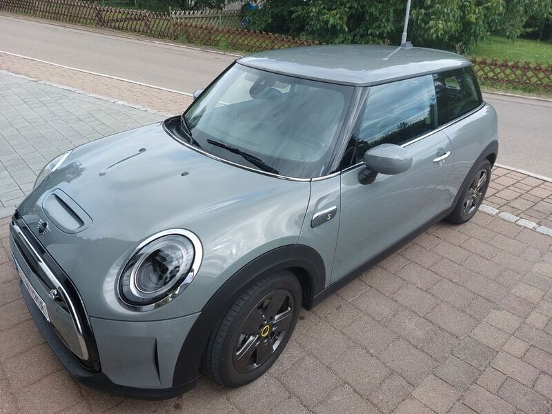 Grau Gebraucht 2022 Mini Cooper SE Essential Kleinwagen | 20.500 € (Etwas zu teuer) - Bild 1/4