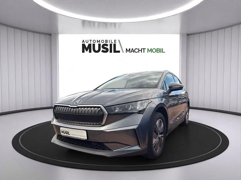 Graphitegrau metallic Gebraucht 2023 Skoda Enyaq iV Loft SUV | 34.799 € (Guter Preis) - Bild 1/4