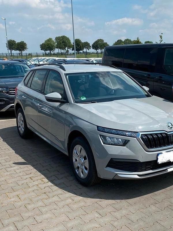 Silber Gebraucht 2021 Skoda Kamiq Ambition SUV | 16.700 € (Etwas zu teuer) - Bild 1/4