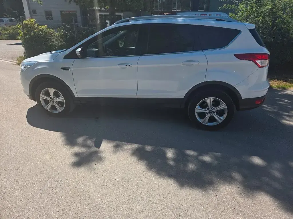 Gebraucht Ford Kuga Titanium 140 PS (102 kW) 2014 Weiß SUV