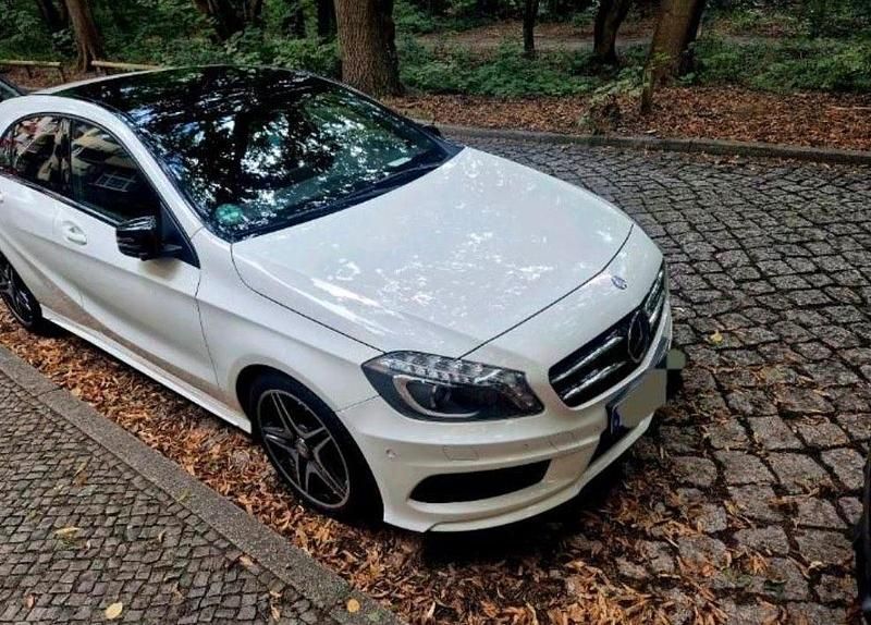 Silber Gebraucht 2014 Mercedes 200 Kleinwagen | 14.800 € - Bild 1/4