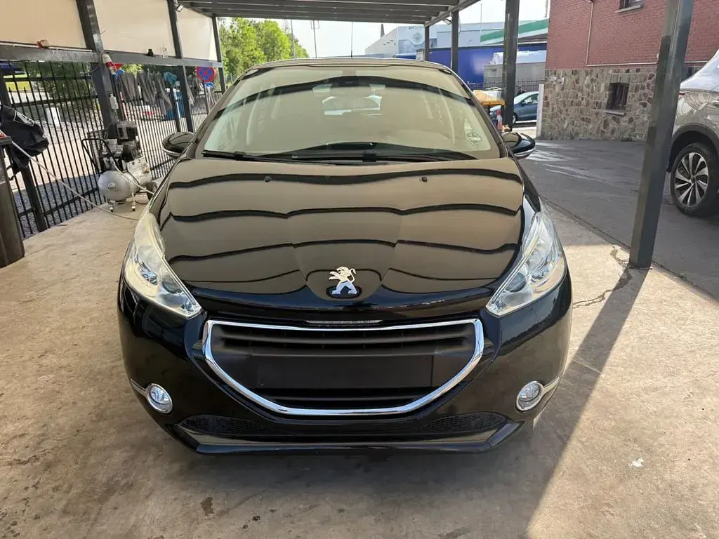 Gebraucht Peugeot 208 Allure 82 PS (60 kW) 2015 Schwarz Kleinwagen
