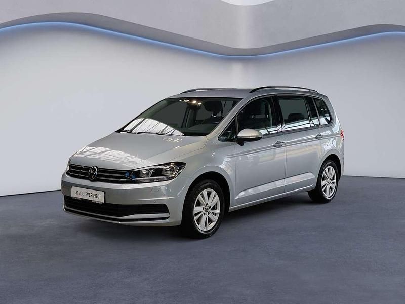 Oyster silver metallic Gebraucht 2024 VW Touran Comfortline Van / Kleinbus | 29.790 € (Fairer Preis) - Bild 1/4