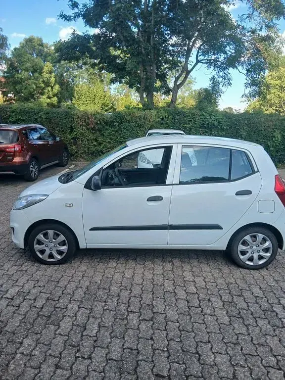 Gebraucht Hyundai i10 Edition 70 PS (51 kW) 2013 Weiß Kleinwagen