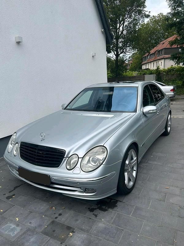 Silber Gebraucht 2005 Mercedes E320 Sport Limousine | 6.100 € (Fairer Preis) - Bild 1/4