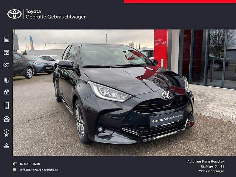 Mysticschwarz mica Gebraucht 2024 Toyota Yaris Hybrid Style Limousine | 24.890 € (Guter Preis) - Bild 1/4