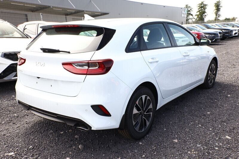 Neu Kia Ceed 140 PS (102 kW) 2025 Weiss Kleinwagen
