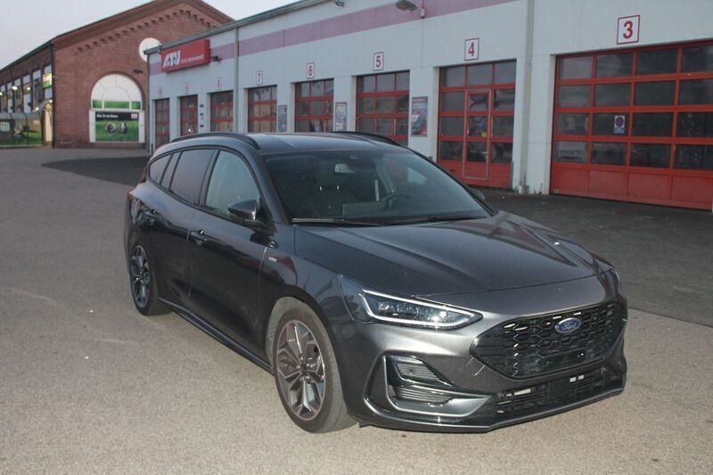 Grau Gebraucht 2025 Ford Focus ST-Line X Limousine | 21.900 € (Superpreis) - Bild 1/4