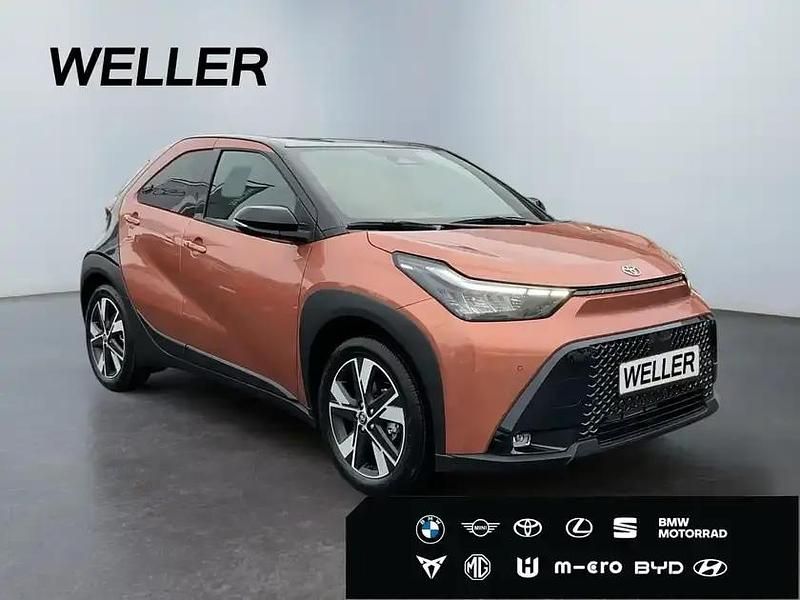 Neu Toyota Aygo 116 PS (85 kW) 2025 Cinnamon bronze metallic / black Kleinwagen