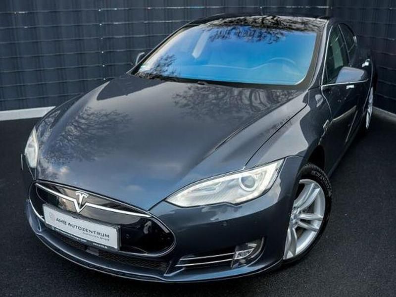 Grau Gebraucht 2015 Tesla Model S Kleinwagen | 28.999 € (Teuer) - Bild 1/4