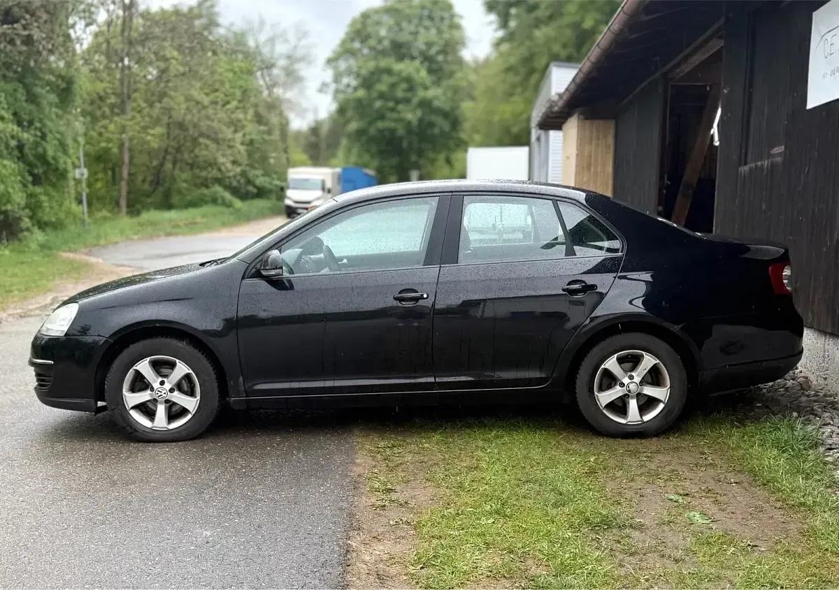 Używany VW Jetta 102 KM (75 kW) 2009 Czarny Sedan/Limuzyna