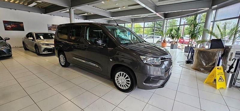 Grau Gebraucht 2023 Toyota Proace Verso City Kombi | 25.980 € (Superpreis) - Bild 1/4